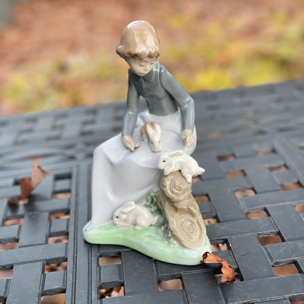 NAO by LLADRO #1026 Peaceful Moment Girl w/ 3 Rabbits ceramic retired figurine
